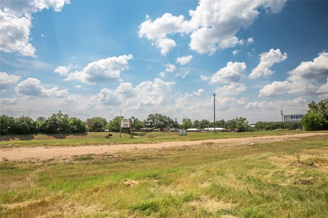 30 Red Tip LN, Brenham, TX 77833