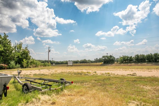 30 Red Tip LN, Brenham, TX 77833