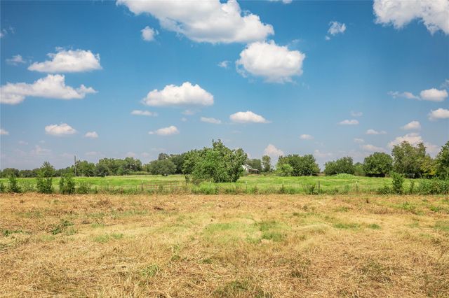 30 Red Tip LN, Brenham, TX 77833