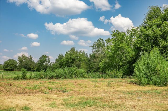 30 Red Tip LN, Brenham, TX 77833