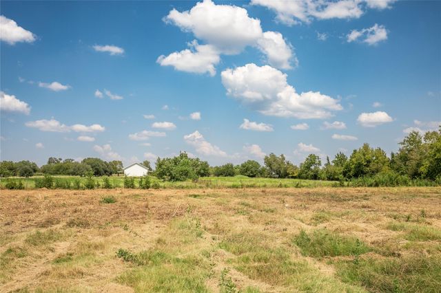 30 Red Tip LN, Brenham, TX 77833