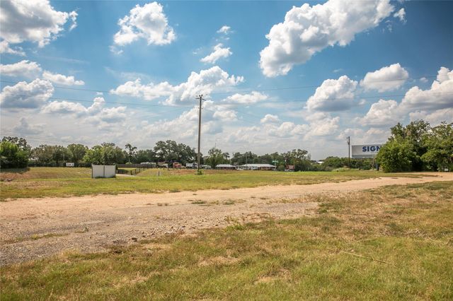 30 Red Tip LN, Brenham, TX 77833