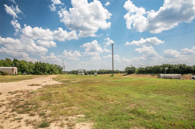 30 Red Tip LN, Brenham, TX 77833