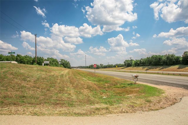 30 Red Tip LN, Brenham, TX 77833