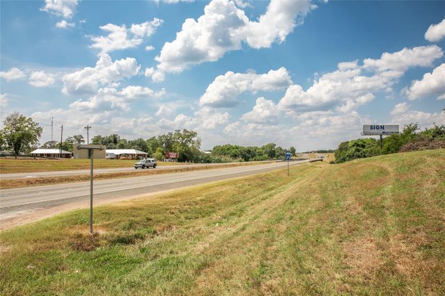 30 Red Tip LN, Brenham, TX 77833