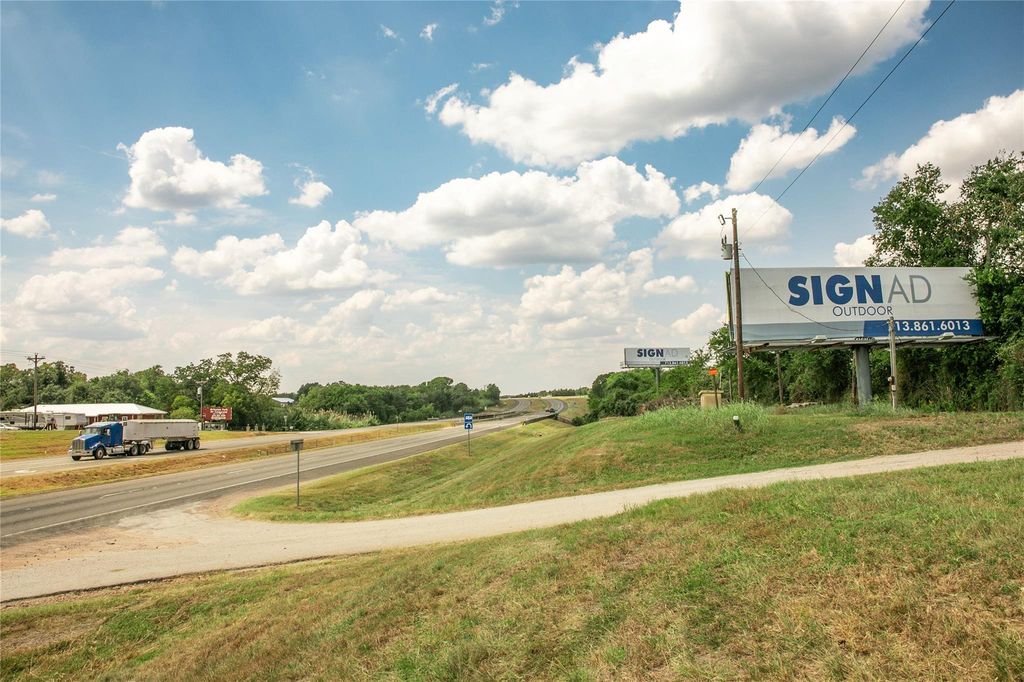 30 Red Tip LN, Brenham, TX 77833