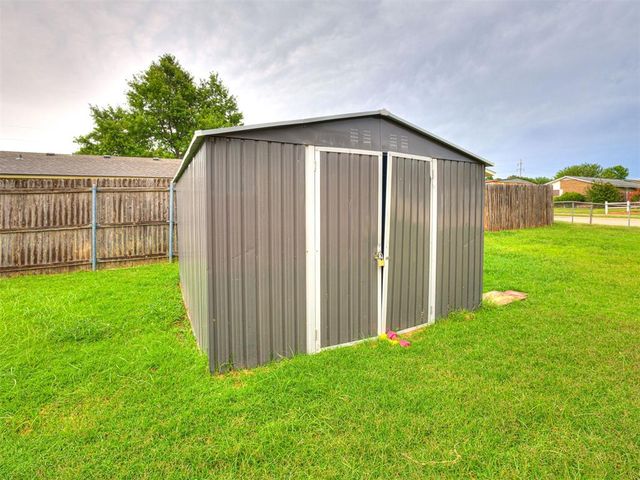 411 Oak Creek Drive, Yukon, OK 73099