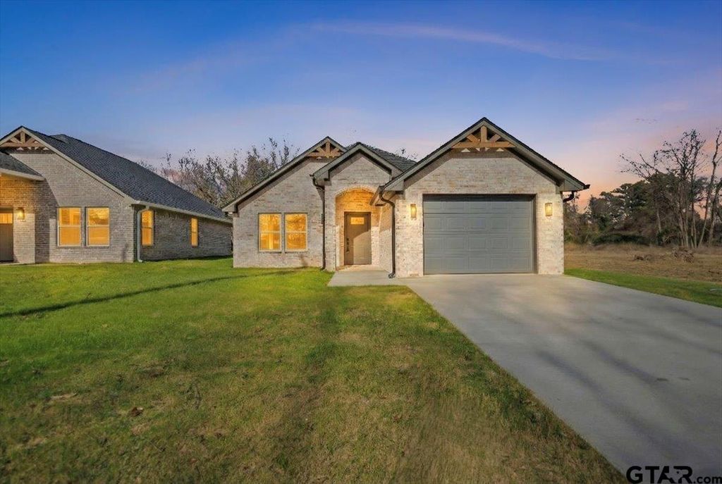 427 Harmony St., Tyler, TX 75702