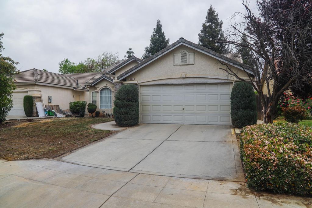 Image 3 of property listing at 2098 E Revere Road, Fresno, CA 93720