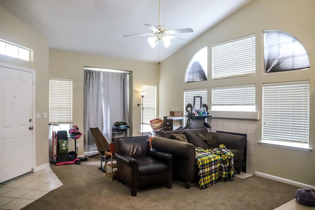 Image 4 of property listing at 2098 E Revere Road, Fresno, CA 93720