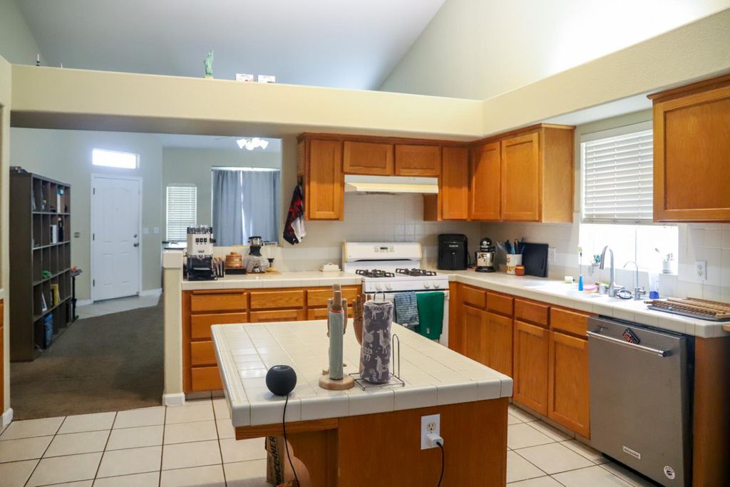 Image 6 of property listing at 2098 E Revere Road, Fresno, CA 93720