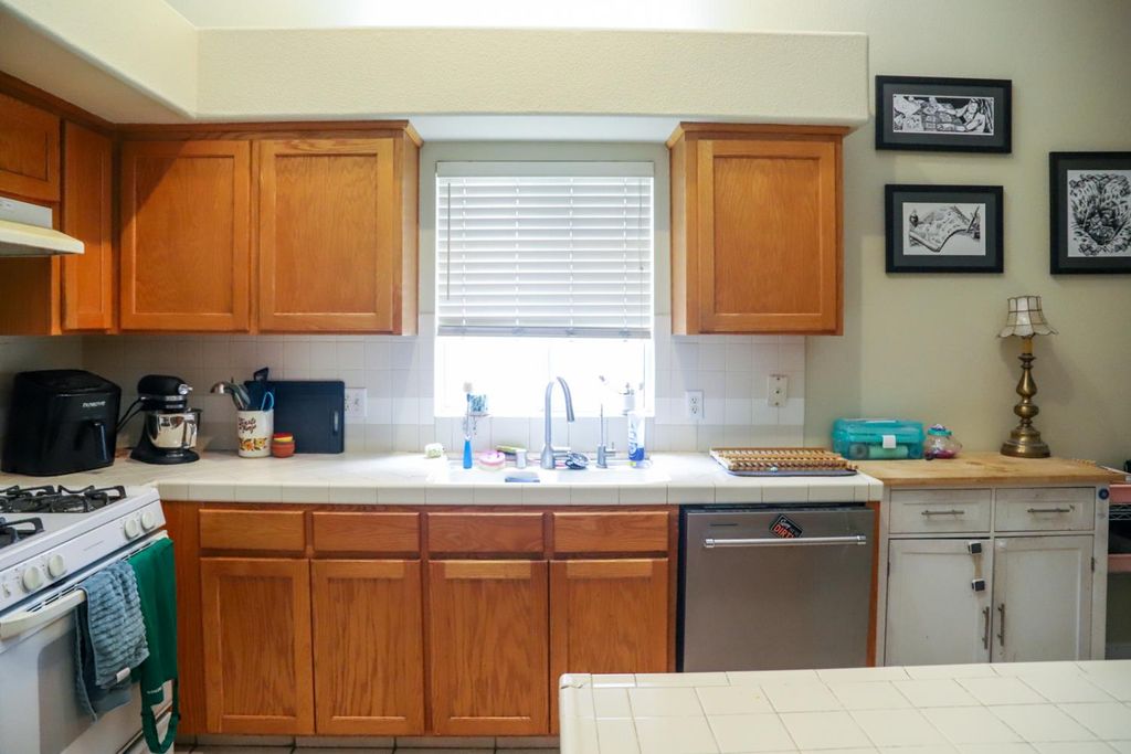 Image 7 of property listing at 2098 E Revere Road, Fresno, CA 93720