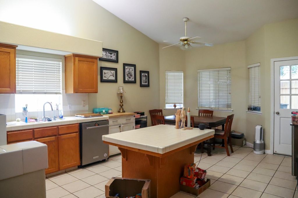 Image 9 of property listing at 2098 E Revere Road, Fresno, CA 93720