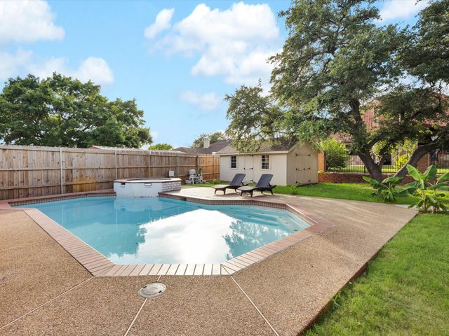8569 Woodlake Circle, Fort Worth, TX 76179