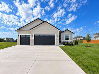 8013 SE Crumley Court, Blue Springs, MO 64014