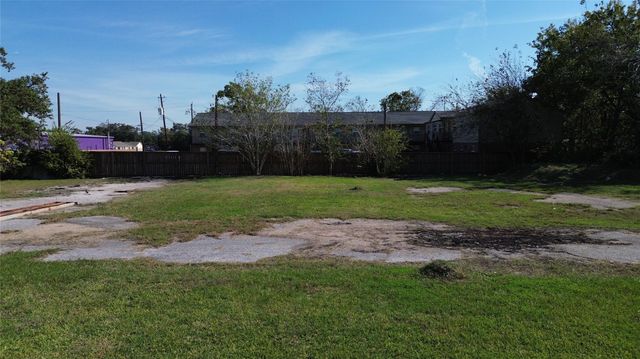 1500 N Alexander Drive, Baytown, TX 77520