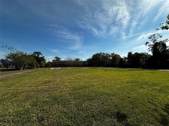 1500 N Alexander Drive, Baytown, TX 77520