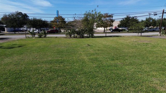 1500 N Alexander Drive, Baytown, TX 77520