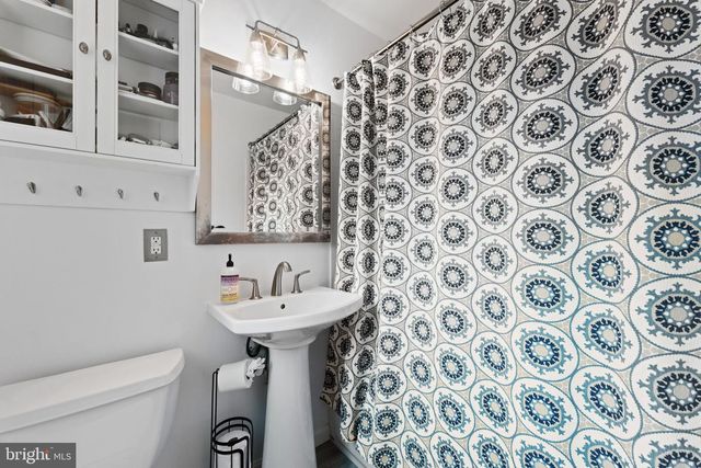 4441 VILLAGE DR, Fairfax, VA 22030