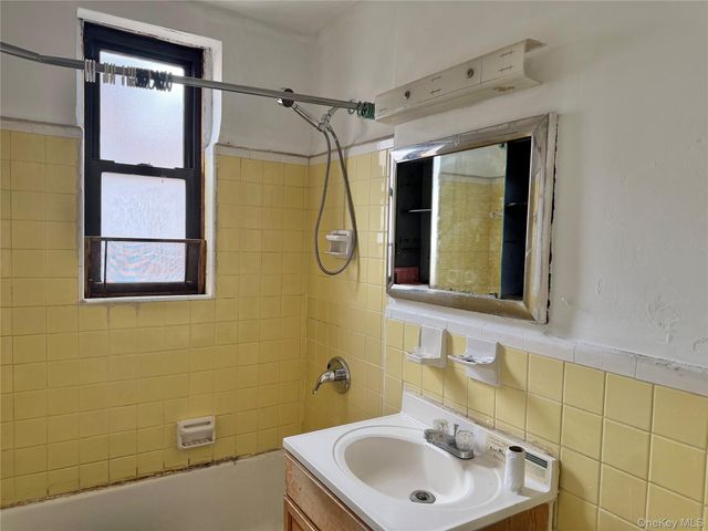 141-05 Northern Boulevard 7A, Bayside, NY 11361