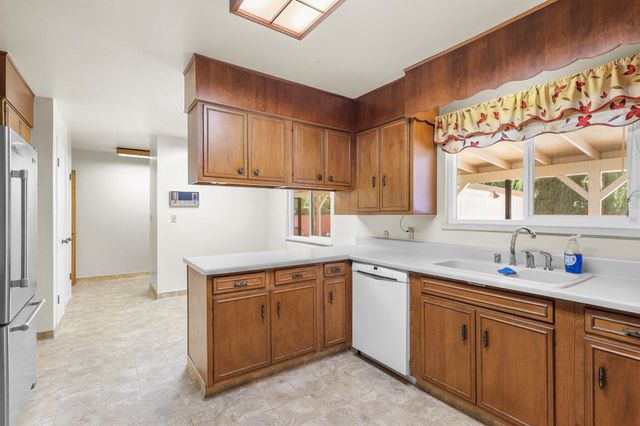 910 Hallmark Drive, Redding, CA 96001