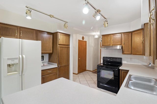 10341 S Oriole LANE, Oak Creek, WI 53154