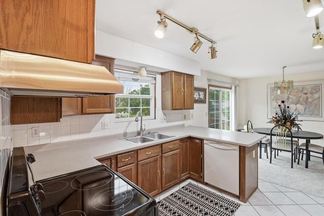10341 S Oriole LANE, Oak Creek, WI 53154