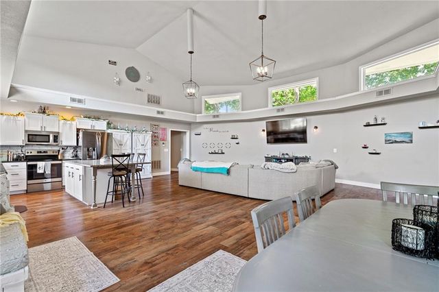 4815 Cheyenne Lane, Mclouth, KS 66054