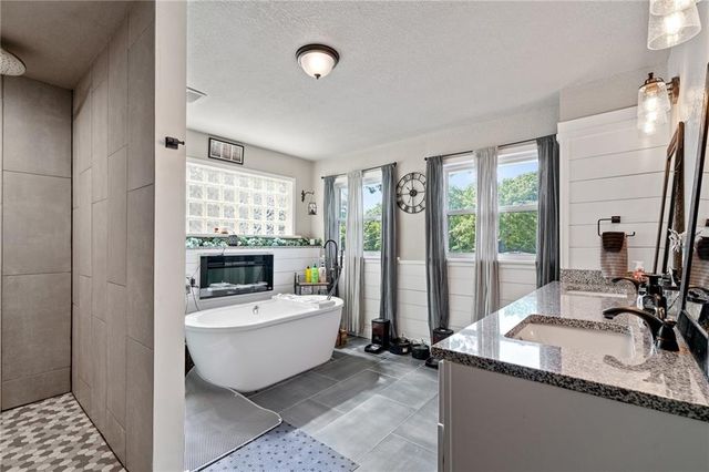 4815 Cheyenne Lane, Mclouth, KS 66054