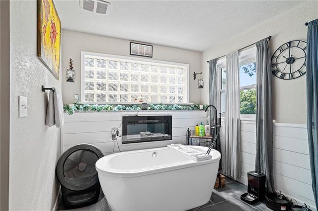 4815 Cheyenne Lane, Mclouth, KS 66054