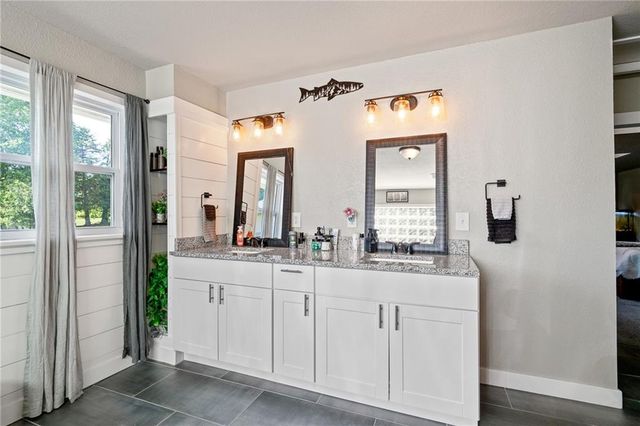 4815 Cheyenne Lane, Mclouth, KS 66054