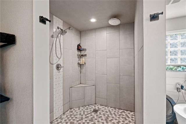 4815 Cheyenne Lane, Mclouth, KS 66054