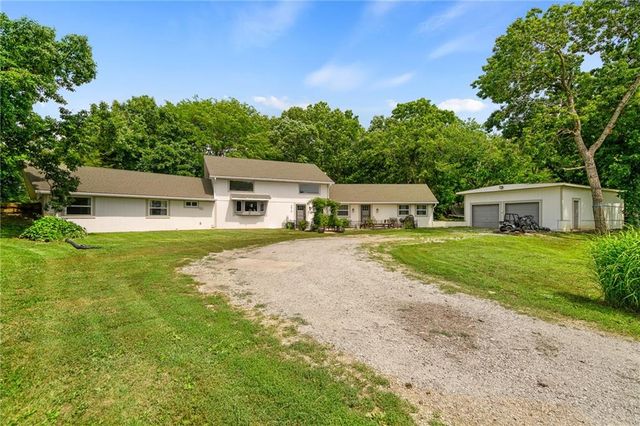 4815 Cheyenne Lane, Mclouth, KS 66054
