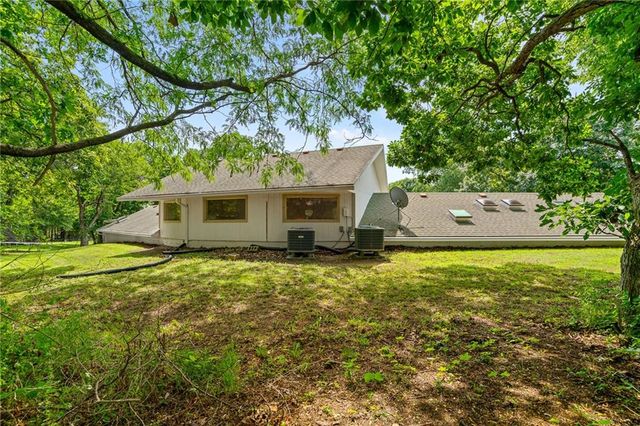 4815 Cheyenne Lane, Mclouth, KS 66054