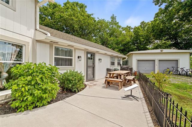 4815 Cheyenne Lane, Mclouth, KS 66054