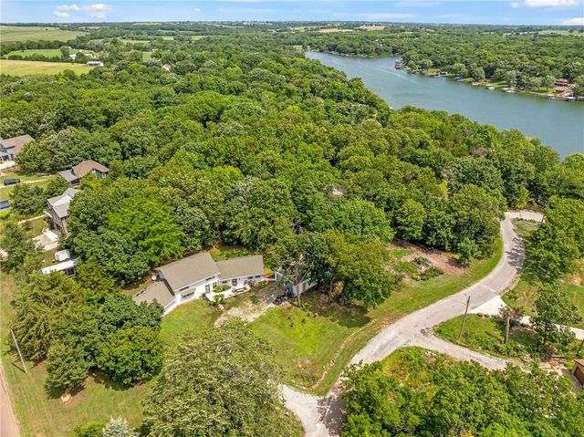 4815 Cheyenne Lane, Mclouth, KS 66054