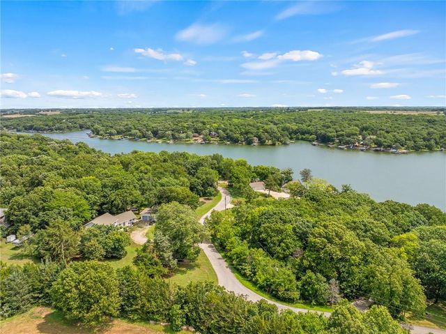 4815 Cheyenne Lane, Mclouth, KS 66054