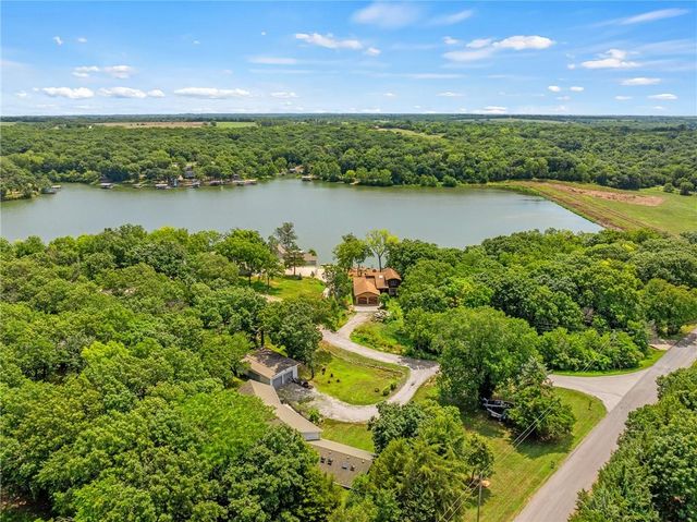 4815 Cheyenne Lane, Mclouth, KS 66054