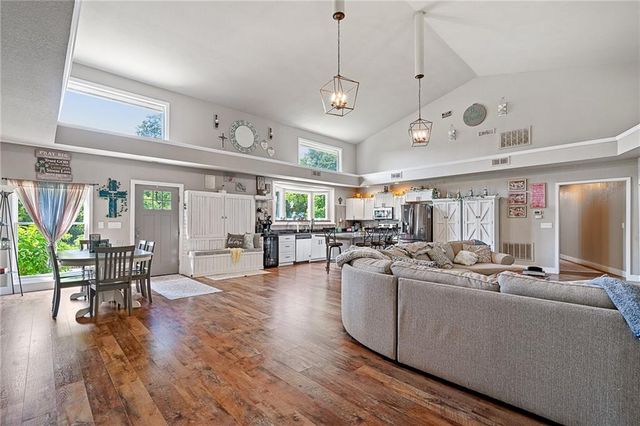 4815 Cheyenne Lane, Mclouth, KS 66054