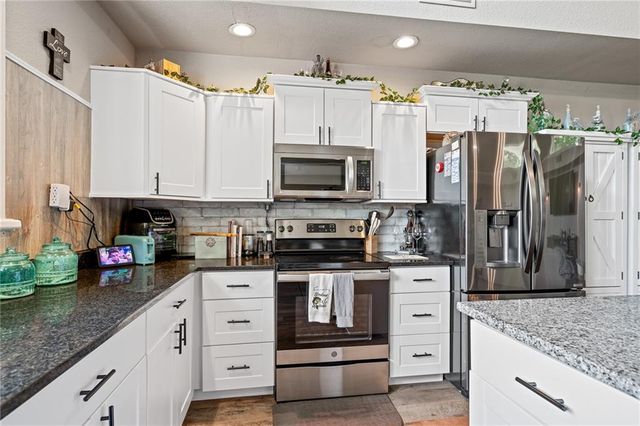 4815 Cheyenne Lane, Mclouth, KS 66054