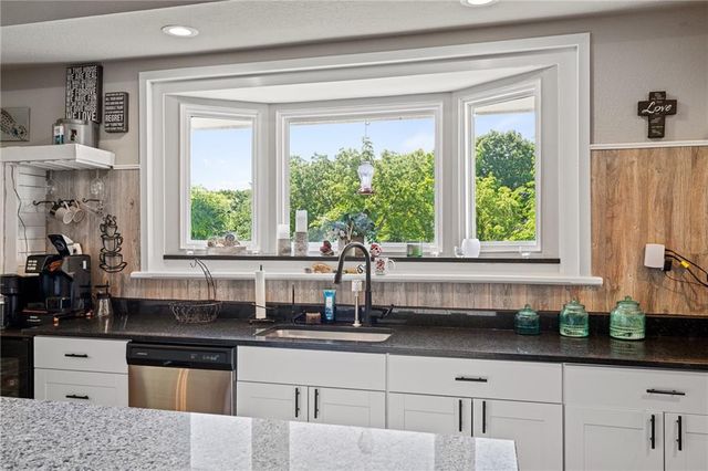 4815 Cheyenne Lane, Mclouth, KS 66054