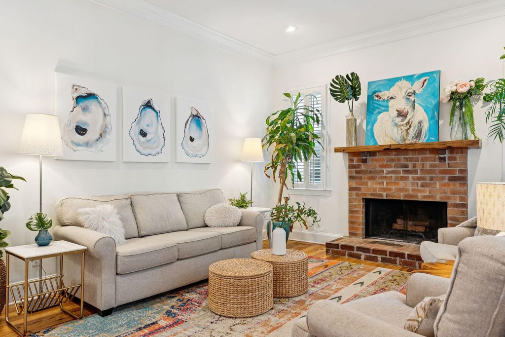 Image 10 of property listing at 46 Eastlake Road, Mount Pleasant, SC 29464