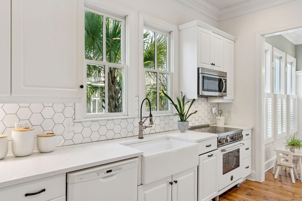 Image 19 of property listing at 46 Eastlake Road, Mount Pleasant, SC 29464