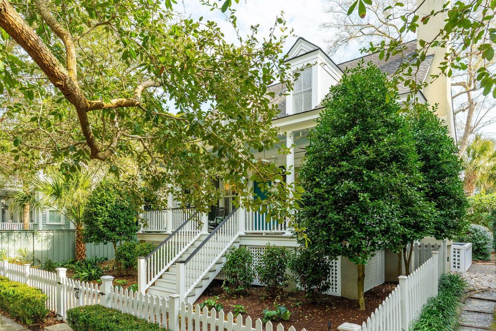 Image 3 of property listing at 46 Eastlake Road, Mount Pleasant, SC 29464