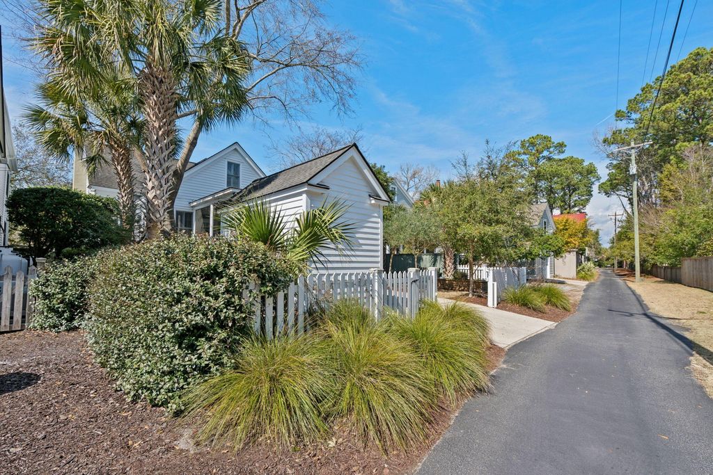 Image 63 of property listing at 46 Eastlake Road, Mount Pleasant, SC 29464