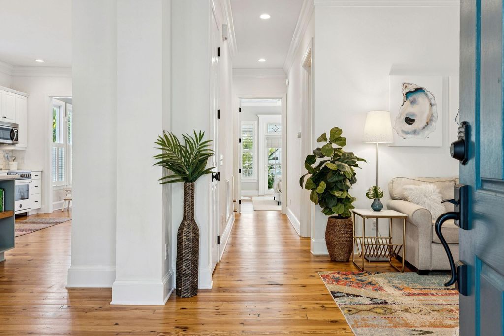 Image 9 of property listing at 46 Eastlake Road, Mount Pleasant, SC 29464