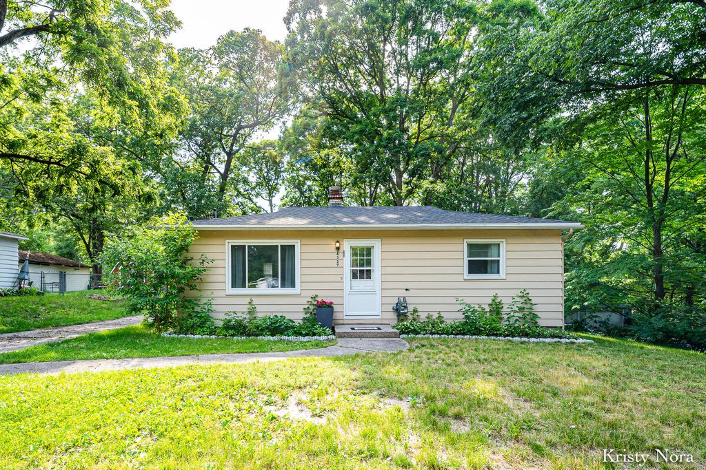 4329 Laura Street NW, Comstock Park, MI 49321