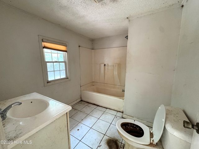 739 Sloop Point Road, Hampstead, NC 28443