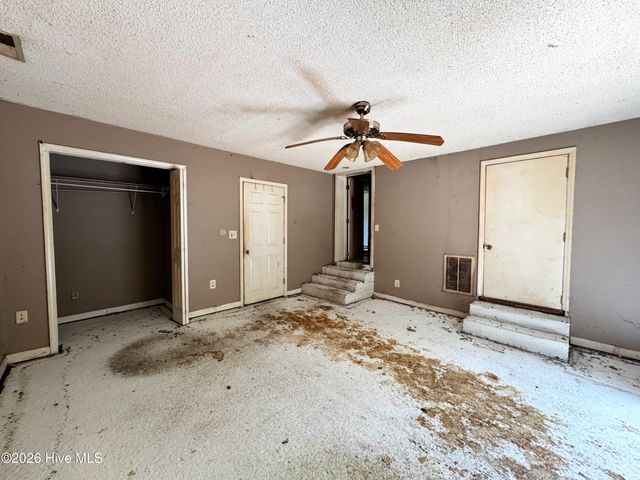 739 Sloop Point Road, Hampstead, NC 28443
