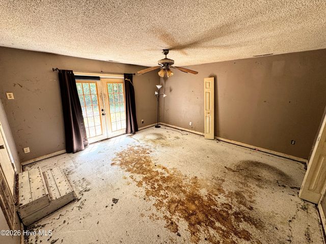 739 Sloop Point Road, Hampstead, NC 28443